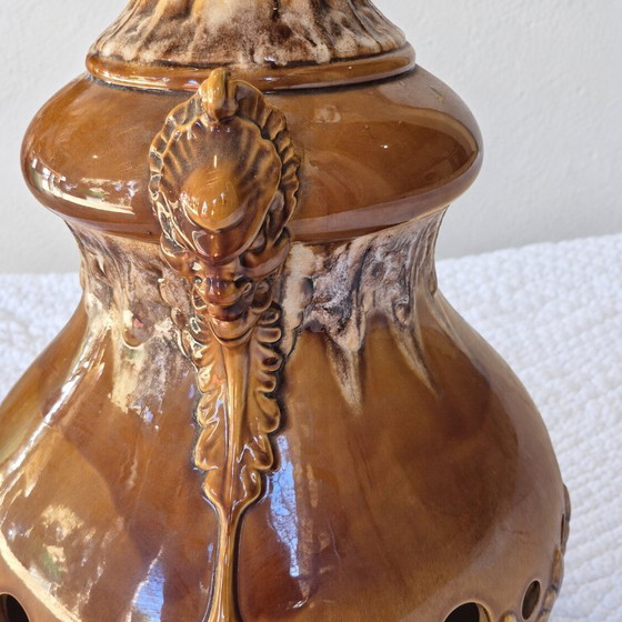 Große Karamell- und Creme-Emaille-Keramiklampe – Reliefdekor und Doppelbeleuchtung – Tischlampen, Ceramic (photo 4 of 9)