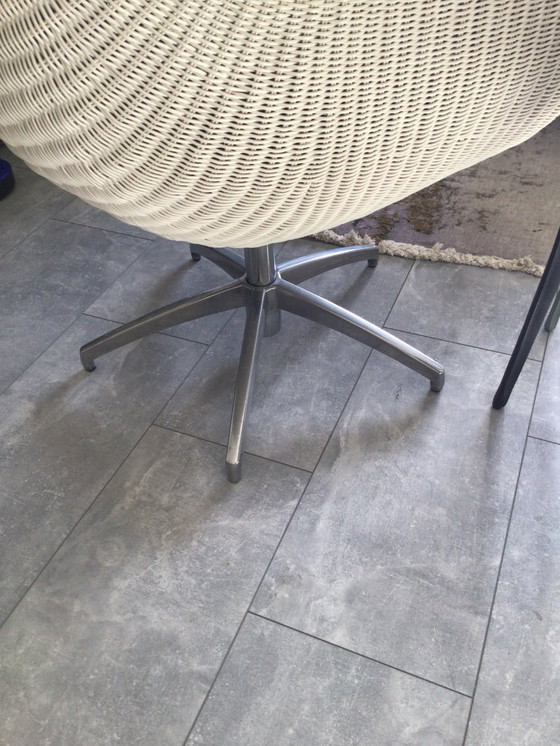 Image 1 of Weißer Drehsessel aus Rattan