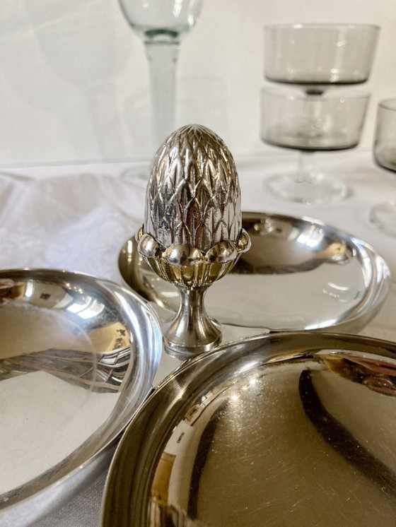 Image 1 of Verzilverde metalen snack-/bedelaarsstand met een dennenappelvormig handvat.