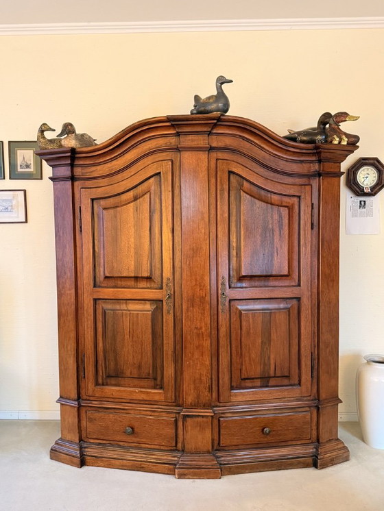 Image 1 of Wohnzimmerschrank aus massivem Walnussholz mit Flügeltüren und zwei Schubladen im Stil der französischen Provence