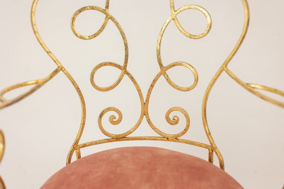 Image 1 of Par de sillones de hierro forjado y dorado, circa 1990.