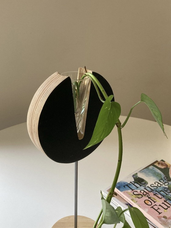Image 1 of Hohe, gebrauchte Vase aus Holz und Metall