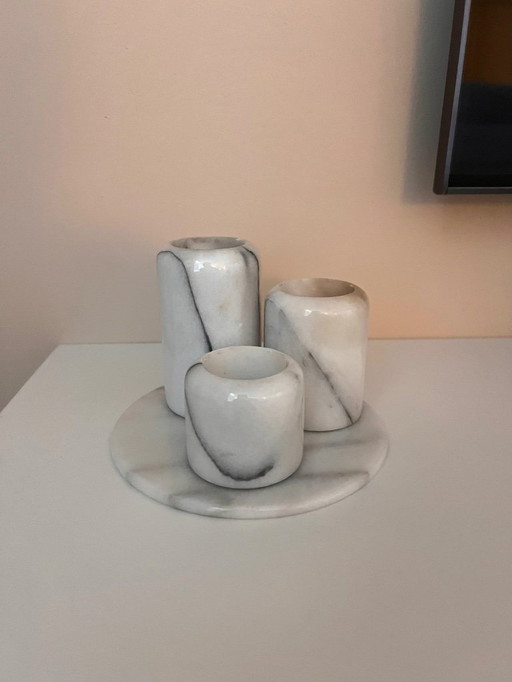 Juego de 3 candelabros de mármol sobre una bandeja