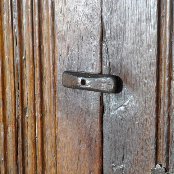 Image 1 of Baskische eikenhouten opbergkast, 17e eeuw