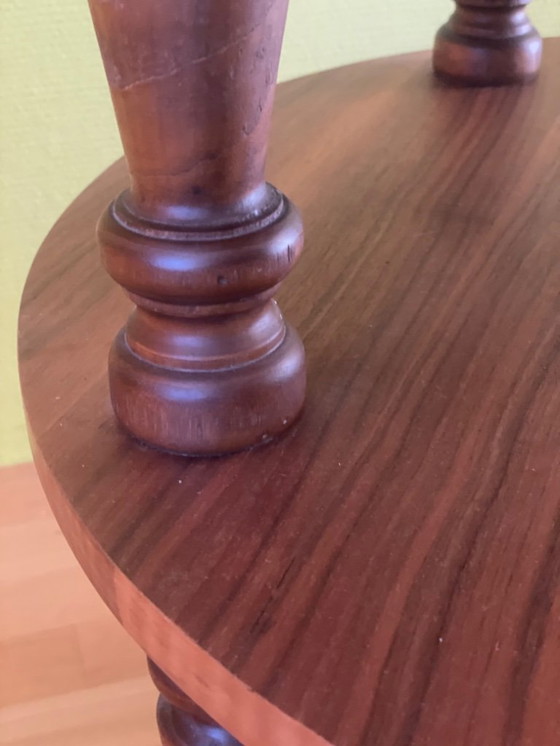 Image 1 of Großer runder gedrechselter Tisch