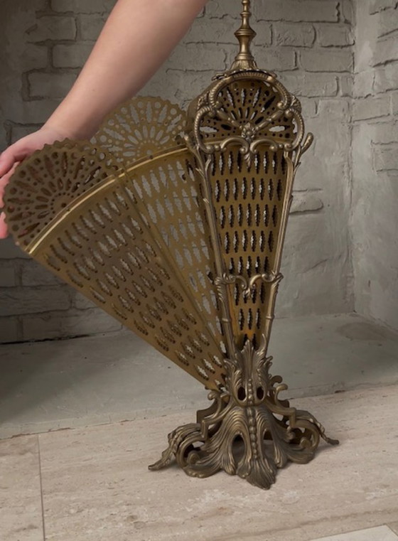 Image 1 of Parascintille in ottone vintage – stile Hollywood Regency, a forma di ventaglio e riccamente decorato