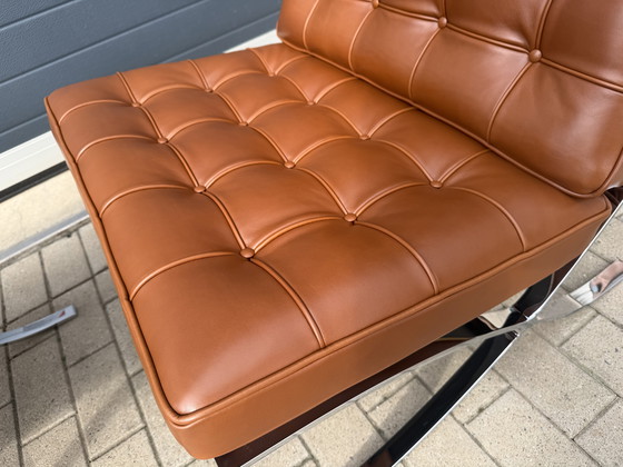 Image 1 of Lot de 2 fauteuils inclinables Knoll Barcelona d'origine + repose-pieds, cuir Venezia Cognac, neufs dans leur boîte.