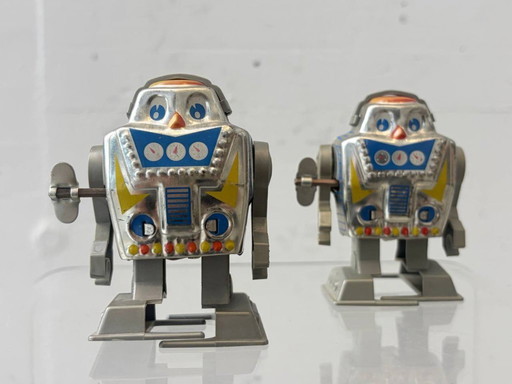 Set di 2 robot argentati a carica manuale, prodotti da Yon, Giappone, anni '60.