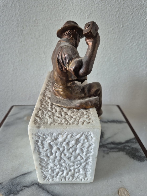 Image 1 of Petite statue en bronze d'un artisan sur un socle en marbre, XIXe siècle.