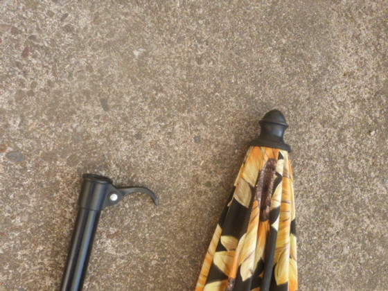 Image 1 of Vintage kantelbare parasol met franjes en zonnebloemmotief - jaren 70/80 - Sauvagnat, gemaakt in Frankrijk