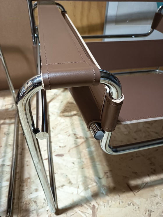 Image 1 of Poltrone Knoll Wassily B3 2 nuove/usate in pelle color noce di Marcel Breuer € 4.400