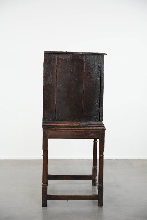 Image 1 of Armoire/meuble ancien en chêne anglais sur support du XVIIe siècle