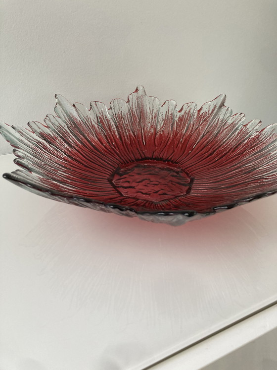 Image 1 of Classico di metà secolo: ciotola a forma di foglia in vetro con centro rosso