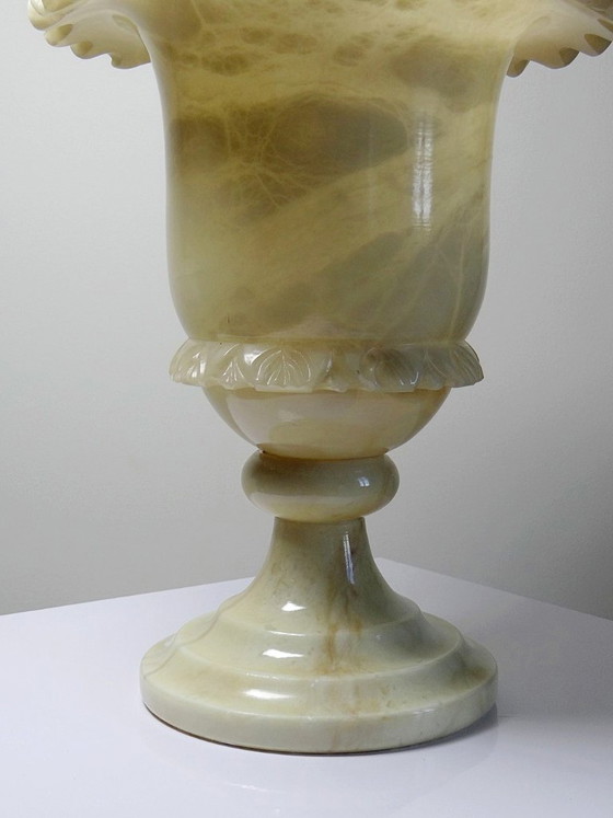 Image 1 of Grande vaso mediceo in alabastro/marmo giallastro, stile Belle Époque