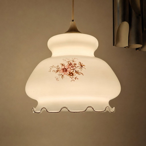 Vintage-Hängelampe aus Opalglas mit floralem Muster im Landhausstil der 1970er Jahre