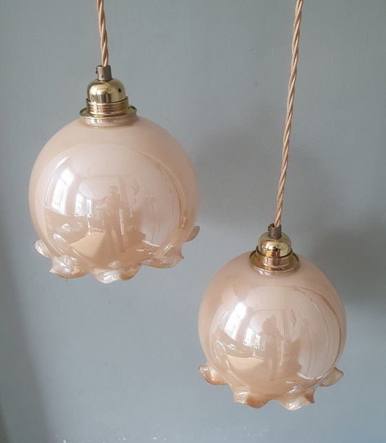 Image 1 of Ensemble vintage de lampes suspendues en opaline en forme de gobelet avec un éclat nacré.