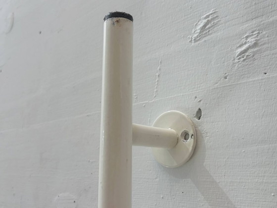 2x Minimalistische wandkapstokken van crèmekleurig metaal – Metal (photo 5 of 10)