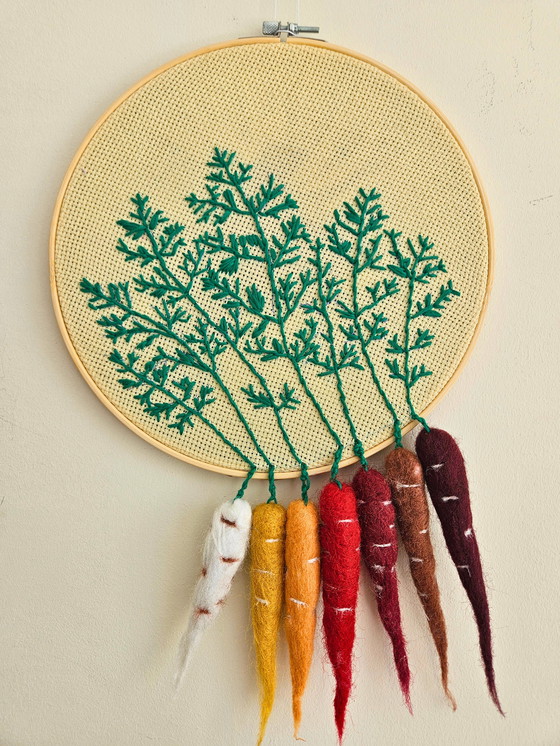 Image 1 of Art mural de la carotte brodée à la main - Cercle de laine et de fil (27 cm)