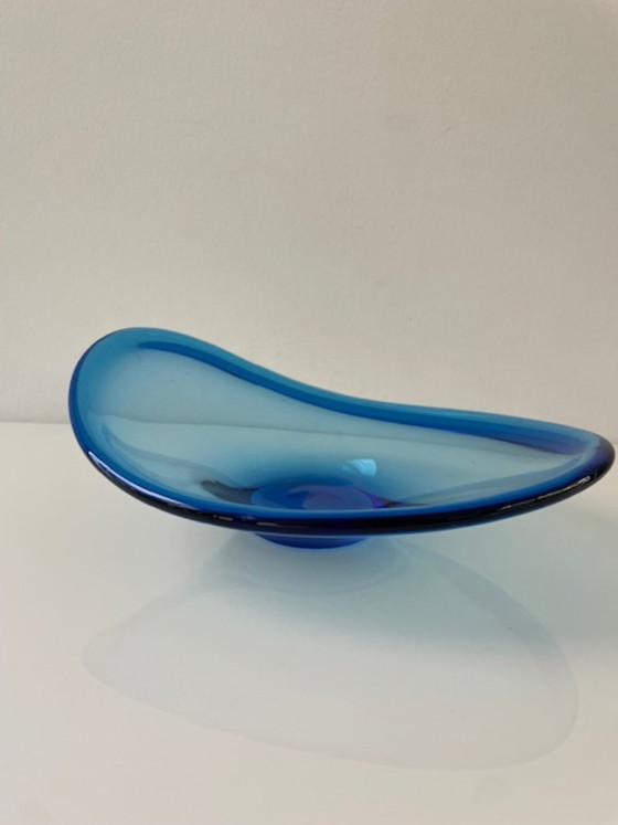 Image 1 of Cuenco de vidrio azul soplado a mano con diseño