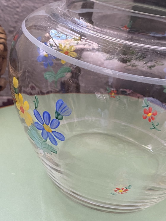 Image 1 of Vaso sferico con fiori sparsi, stile vintage retrò, dipinto a mano.