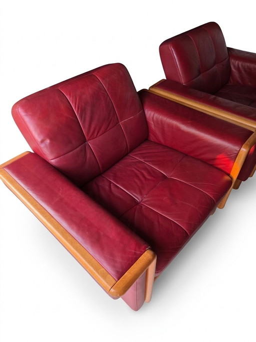 Wunderschönes Vintage Ekornes Stressless Set – 2 Sessel + Doppel-Hocker/Couchtisch – Rotes Leder
