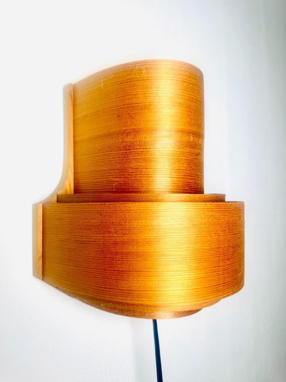 Lampada da parete curva a strati in impiallacciatura di pino, prodotta da Translandia, Danimarca, anni '60. (photo 6 of 7)