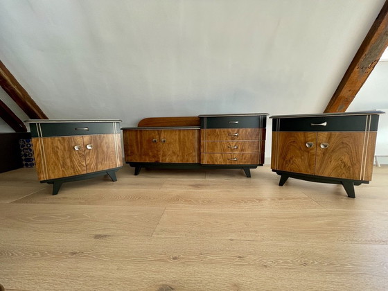 Image 1 of Ensemble de chambre à coucher remis à neuf, de style Mid Century - Noyer strié, Grachtengroen et accents argentés