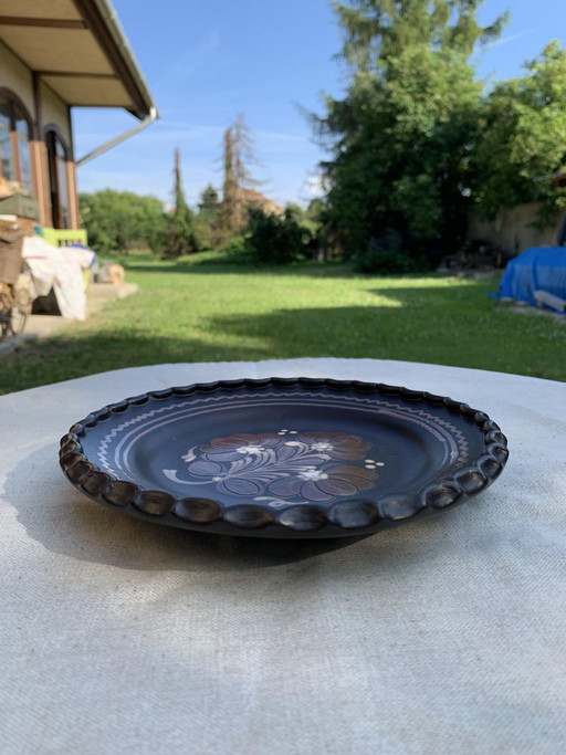 Piatto da parete vintage in ceramica con fiori dipinti a mano, Ungheria, anni '70