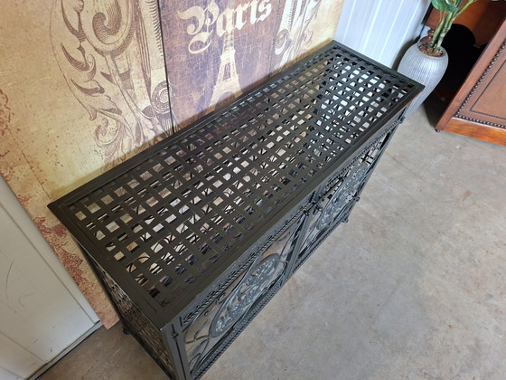 Image 1 of Casier à vin en métal, buffet, capacité 54 bouteilles, dimensions 106x36cm et 77cm de hauteur.