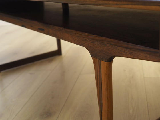 Mesa de centro danesa de palisandro con estante, diseño moderno escandinavo de la década de 1960. (photo 11 of 12)