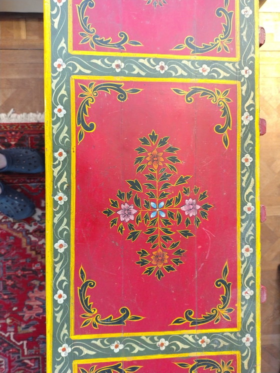 Image 1 of handgeschilderd dressoir uit India, waarschijnlijk gemaakt van mangohout, met traditionele motieven en paardenafbeeldingen