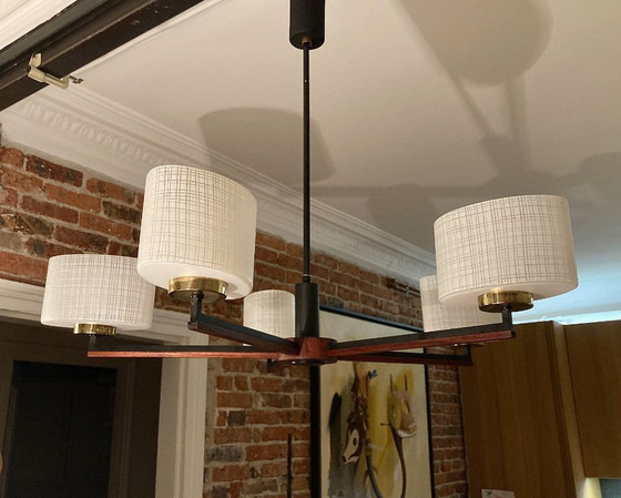 Image 1 of Skandinavischer 5-flammiger Kronleuchter aus Teakholz, Messing und Opalinschirmen