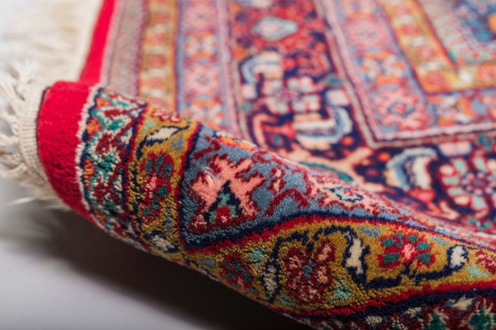 Image 1 of  Alfombra Geométrica Bijar Rojo Oscuro con Borde y Medallón