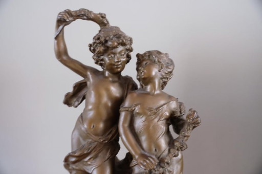 Una estatua dorada/cobriza de un niño y una niña jóvenes enamorados. – beeldhouwkunst, Metal (photo 2 of 19)