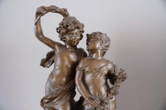 Una estatua dorada/cobriza de un niño y una niña jóvenes enamorados. – Esculturas, Metal (photo 2 of 19)