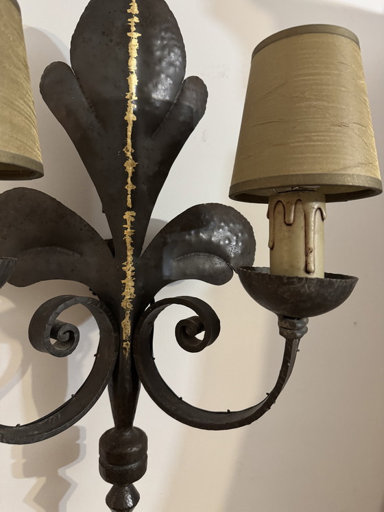 Image 1 of Gran aplique de pared de hierro forjado con flor de lis de la década de 1960