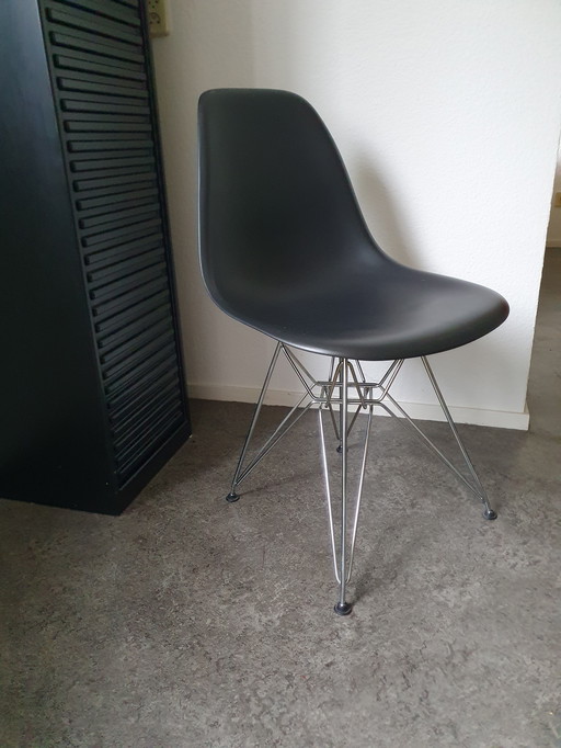 6 Vitra Eames chairs
