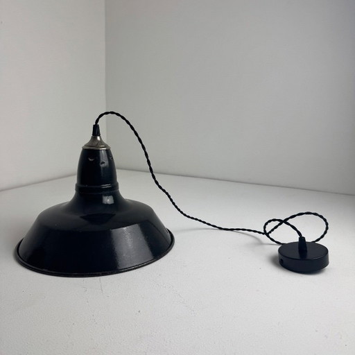 Lampada a sospensione industriale antica, smaltata, per officina.