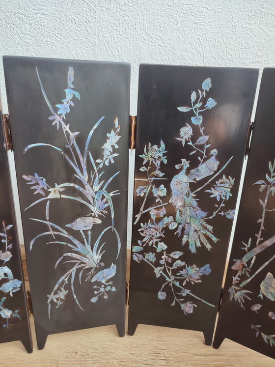 Asiatischer Raumteiler mit Tisch, schwarz lackierten Perlmuttintarsien und gemalten Koi-Karpfen auf einem (photo 10 of 15)