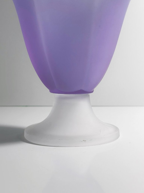 Image 1 of 80s Alessandrite vetro con piede ciotola / vaso fiori floreale viola lilla neodimio vetro smerigliato Partylite
