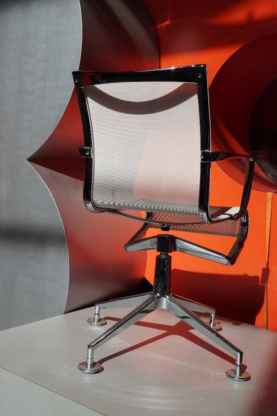 Image 1 of Wit stoeltje:Alias model 437, zelfstellende draaistoel met armleuningen en een viersteronderstelt met glijders.