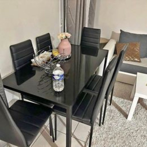 4 chaises avec table 