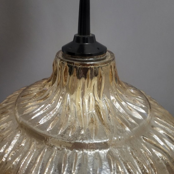 Image 1 of Lampada a sospensione vintage in vetro ambrato iridescente degli anni '60-'70
