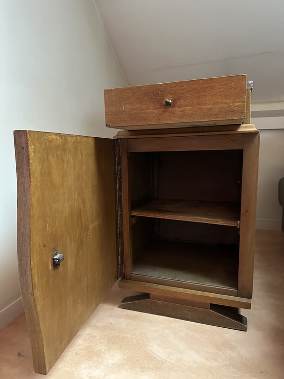 Image 1 of Origineel houten art deco nachtkastje voorzien van marmeren blad