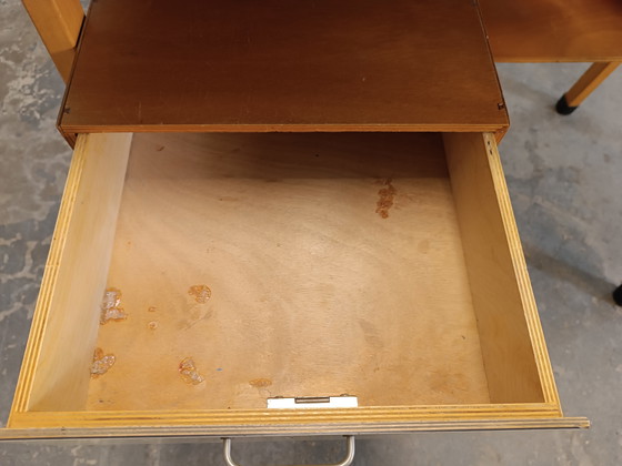 Image 1 of Scrivania vintage di piccole dimensioni, in legno e laminato.