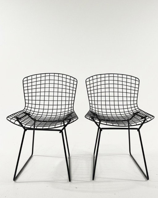 2 zwarte wire chairs van Bertoia voor Knoll