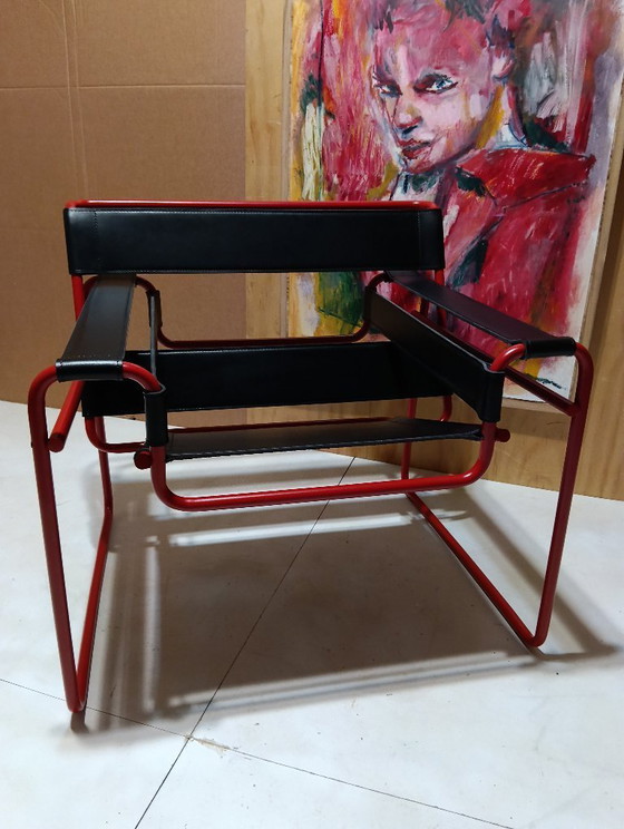 Image 1 of Bolso Knoll Wassily B3 rojo mate, nuevo-usado, en piel negra, de Marcel Breuer.
