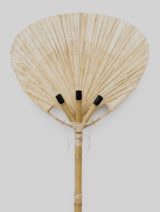 Image 1 of Grote Uchiwa vloerlamp van bamboe en rijstpapier, ontworpen door Ingo Maurer.