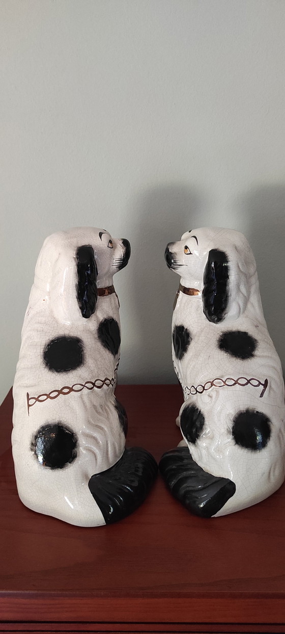 Image 1 of Chiens de cheminée style Staffordshire vintage (paire) – Céramique noire et blanche – 23 cm