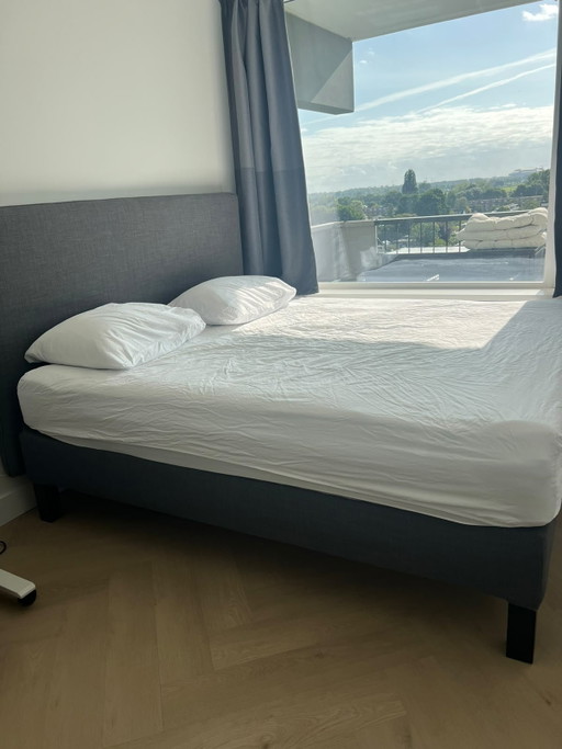 Lit double IKEA 180x200 + 2 matelas – Prêt à l'emploi !